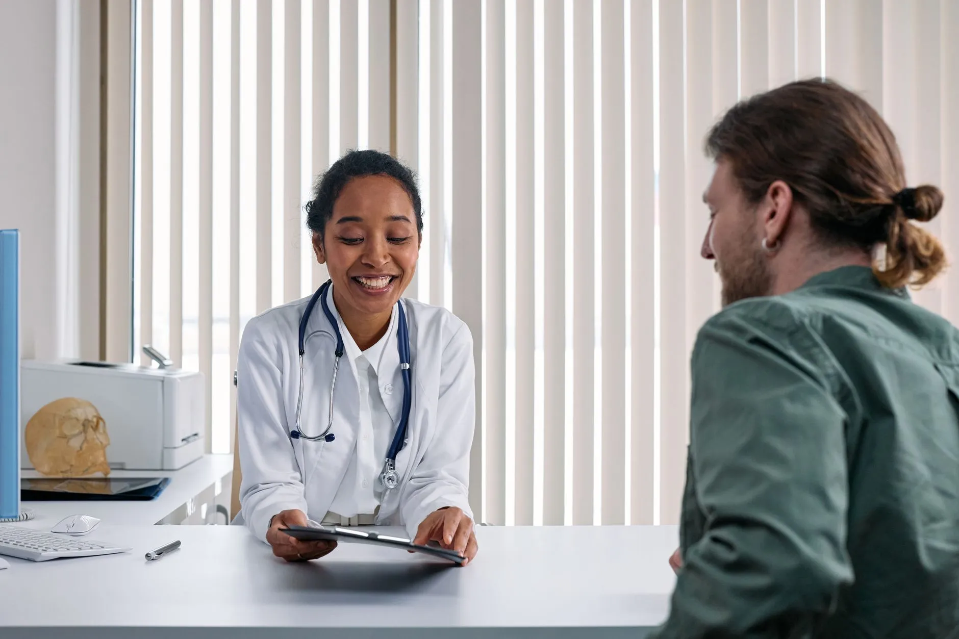 Junge Ärztin in ihrer neuen ästhetischen Praxis
